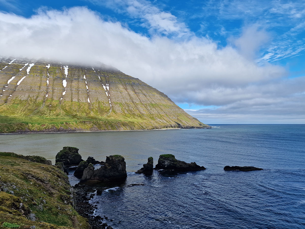 Klettadrangar innan við Tröllakamb í Rekavík bak Höfn.