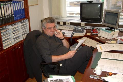 Jón Gunnar Ottósson við skrifborð sitt í húsnæði Náttúrufræðistofnunar Íslands við Hlemm, árið 2002.