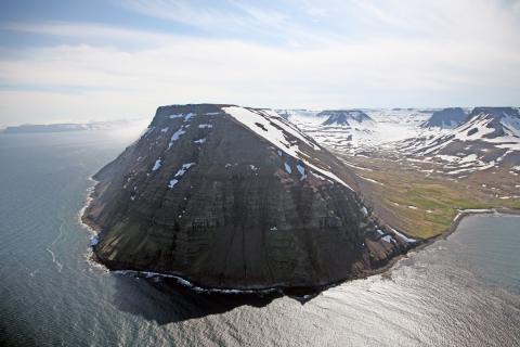 Stigahlíð, Deild (fremst) og Skálavík til hægri