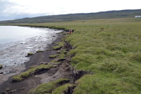 Við Dagverðargerði hefur landbrot verið mikið og talsvert af grónu landi farið í fljótið