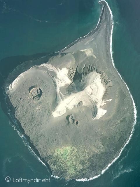 Loftmynd af Surtsey tekin 12. ágúst 2004.