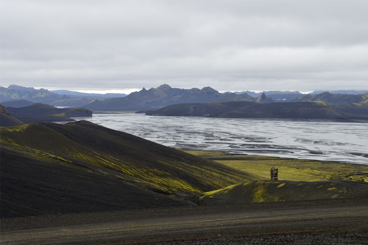 Tungnaá er jökulá sem kemur undan Tungnaárjökli og í fjarska má sjá móberghryggina Kattahryggir. Tröllið er í forgrunni, stakur móbergsstöpull sem stendur upp úr vikrunum.