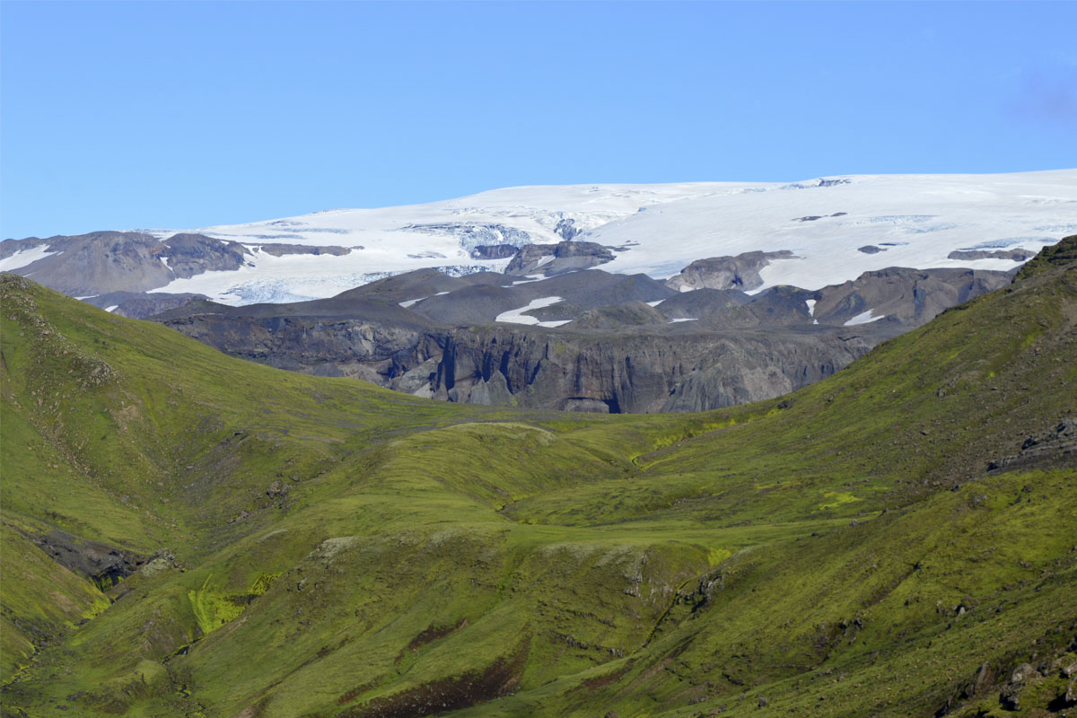 Horft upp á Háabungu í sunnanverðum Mýrdalsjökli. Gvendarfell er fyrir framan jökulinn