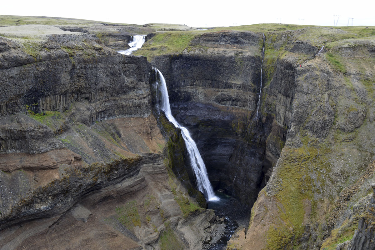 Háifoss (með 122 m fallhæð) og Granni eru í Fossárdal, en Fossá rennur niður í Þjórsárdal. Úr jarðlögunum í gilinu má lesa myndunarsögu svæðisins síðustu tvær milljónir ára.