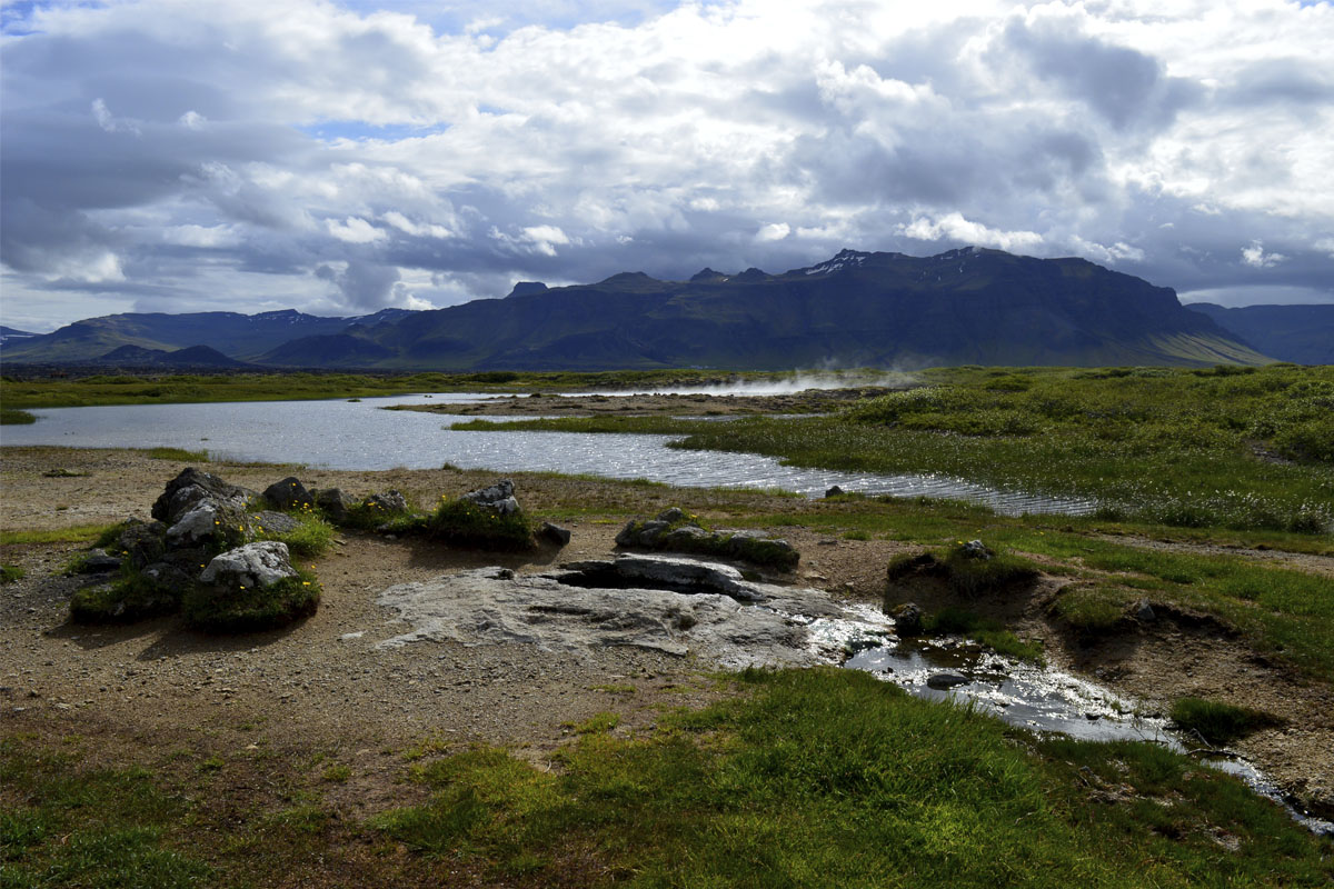 Landbrotalaug er í jaðri Eldborgarhrauns í Kolbeinsstaðahreppi