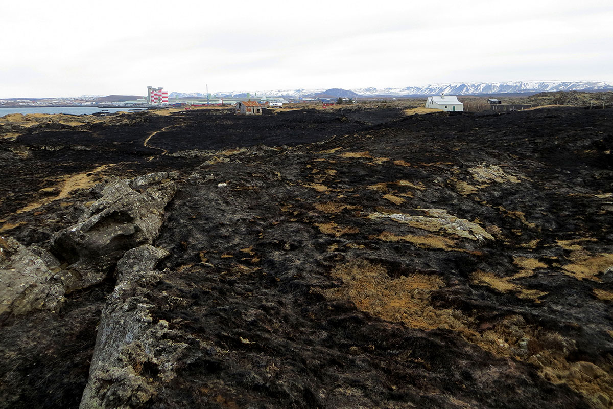 Töluvert landsvæði brann, bæði graslendi og lyng. Óttarsstaðir sjást í fjarska.