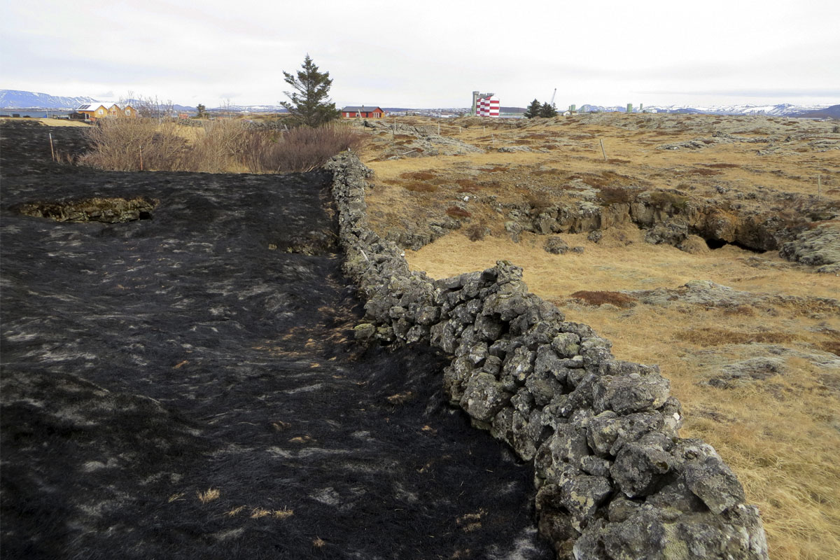 Gróðureldur við Óttarsstaði nærri Straumsvík. Graslendið í gömlum túnum hefur brunnið mikið niður enda mikill eldsmatur í sinunni.