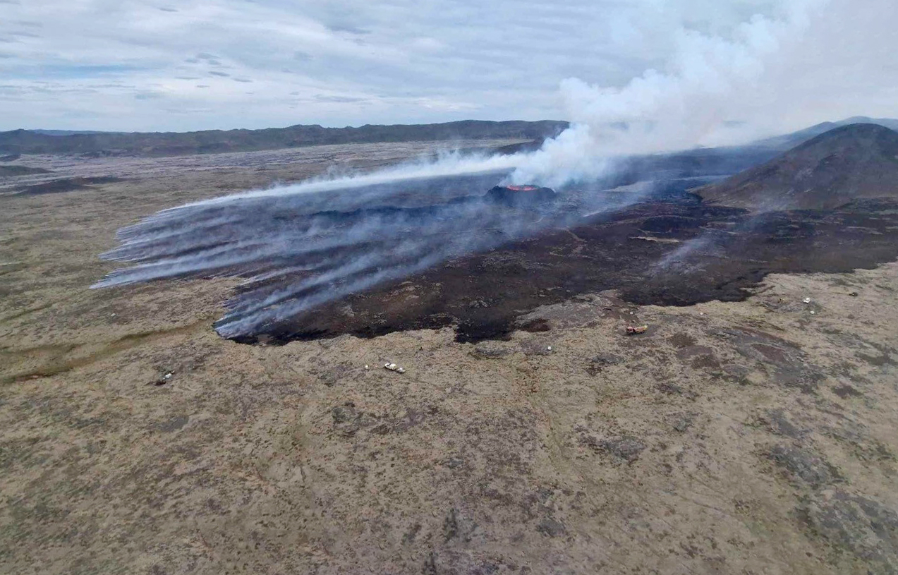 Horft yfir eldgosið við Litla-Hrút, þar sem sjá má ummerki umfangsmikilla gróðurelda