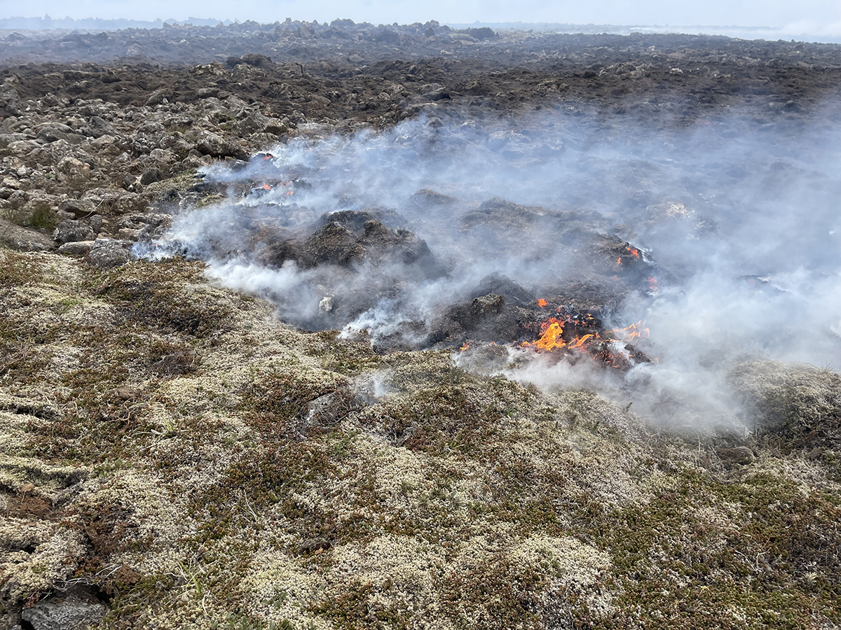 Mosi brennur á gosstöðvunum við Litla-Hrút 14. júlí 2023