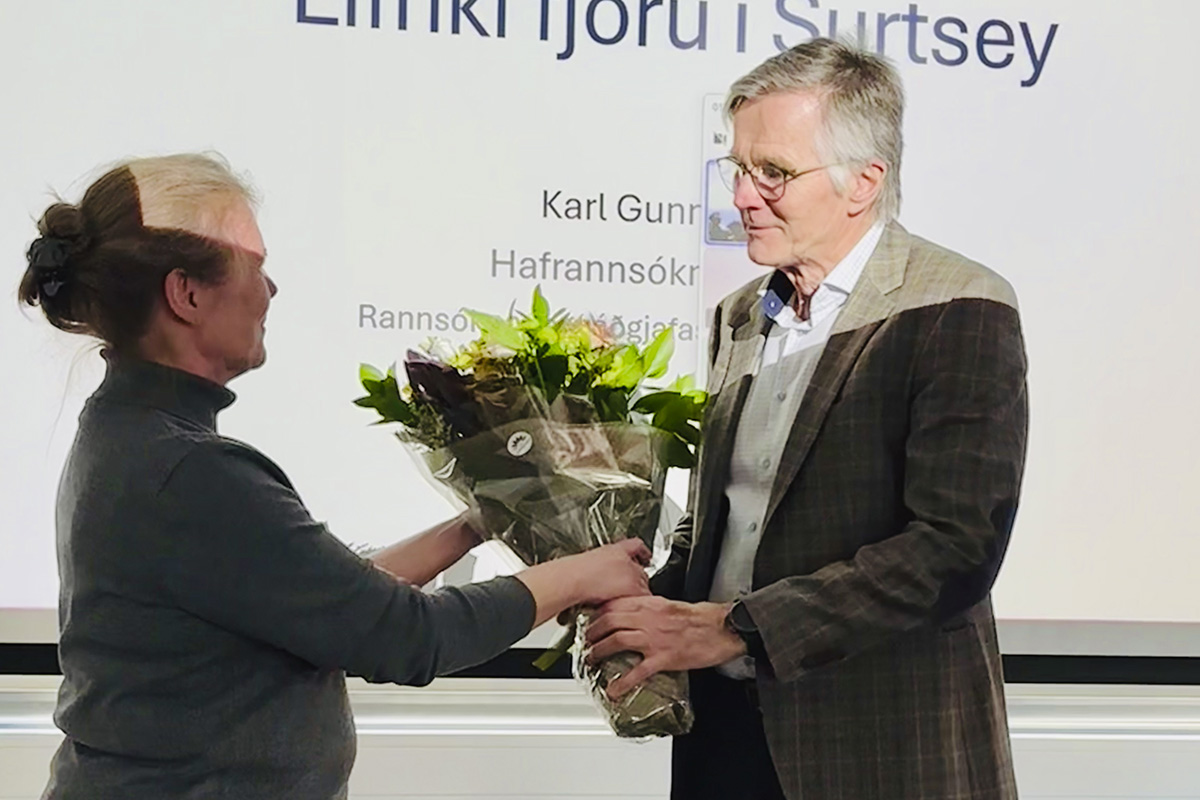 Hallgrímur Jónasson lét af embætti eftir sextán ár sem formaður Surtseyjarfélagsins. Lovísa Ásbjörnsdóttir afhenti honum blóm fyrir hönd stjórnar í þakklætisskyni fyrir farsælt samstarf.