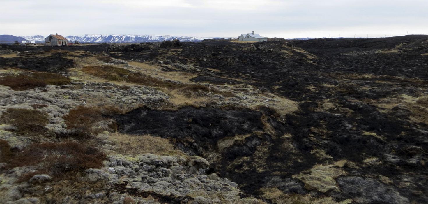 Gróðureldur við Óttarsstaði nærri Straumsvík