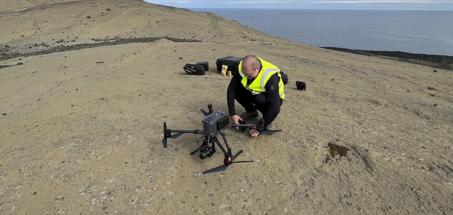 Guðmundur Valsson frá Landmælingum Íslands undirbýr drónaflug til loftljósmyndatöku.