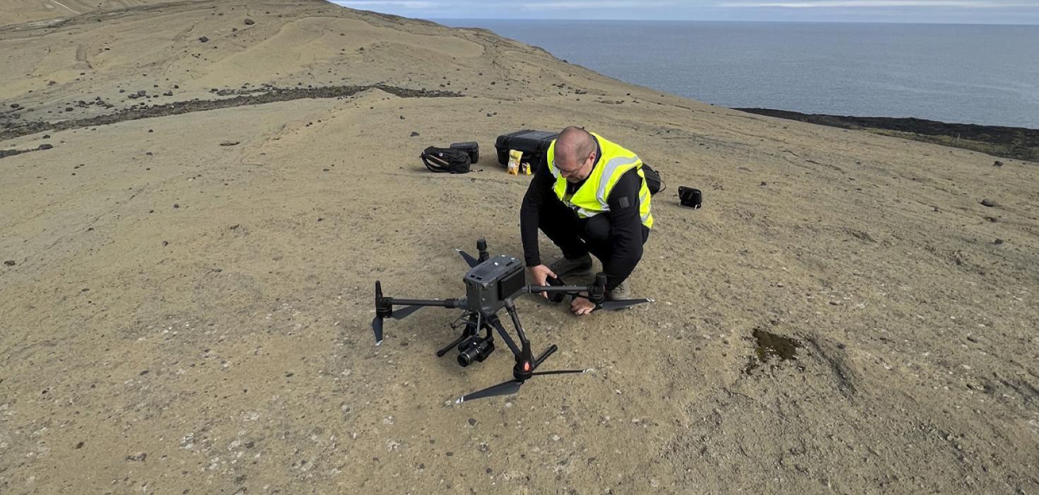 Guðmundur Valsson frá Landmælingum Íslands undirbýr drónaflug til loftljósmyndatöku. 