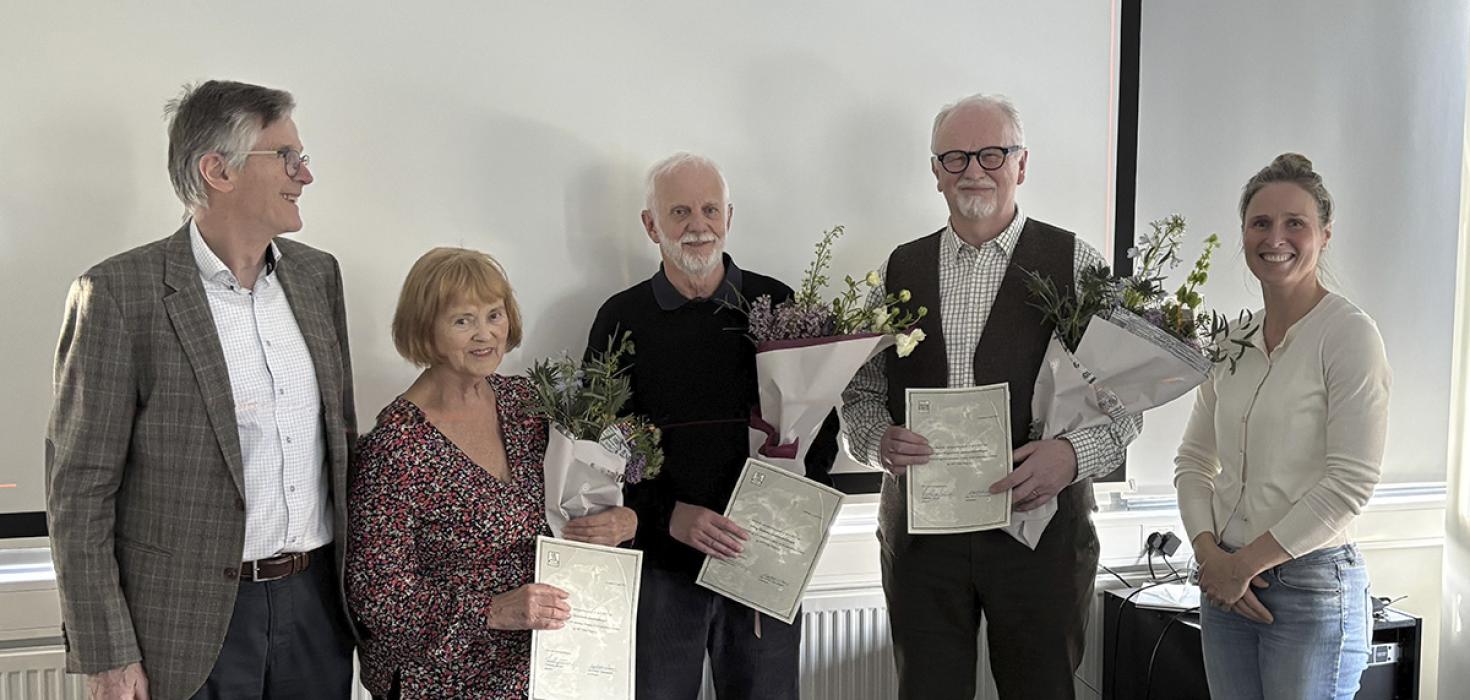 Mynd frá aðalfundi Surtseyjarfélagsins 2025. Unnur Skúladóttir, Erling Ólafsson og Borgþór Magnússon (frá vinstri fyrir miðju) voru kjörin heiðursfélagar Surtseyjarfélagsins. Hallgrímur Jónasson, fráfarandi formaður (lengst til vinstri), og Olga Kolbrún Vilmundardóttir, varaformaður (lengst til hægri) afhentu heiðursfélögum blómvendi og skjöl við þetta tilefni.