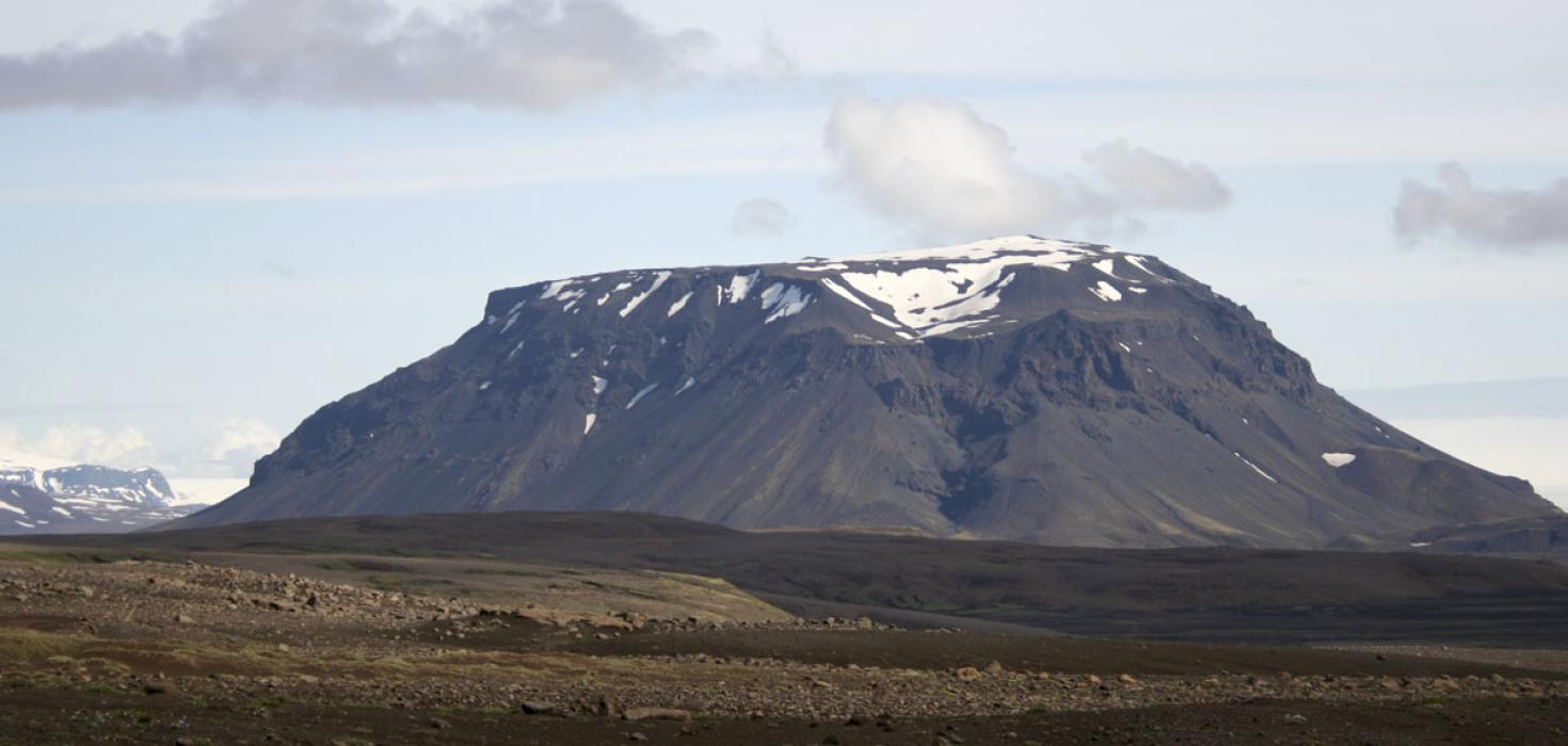 Hlöðufell sunnan Langjökuls er tignarlegur móbergsstapi sem myndaðist í eldgosi undir jökli á ísöld.