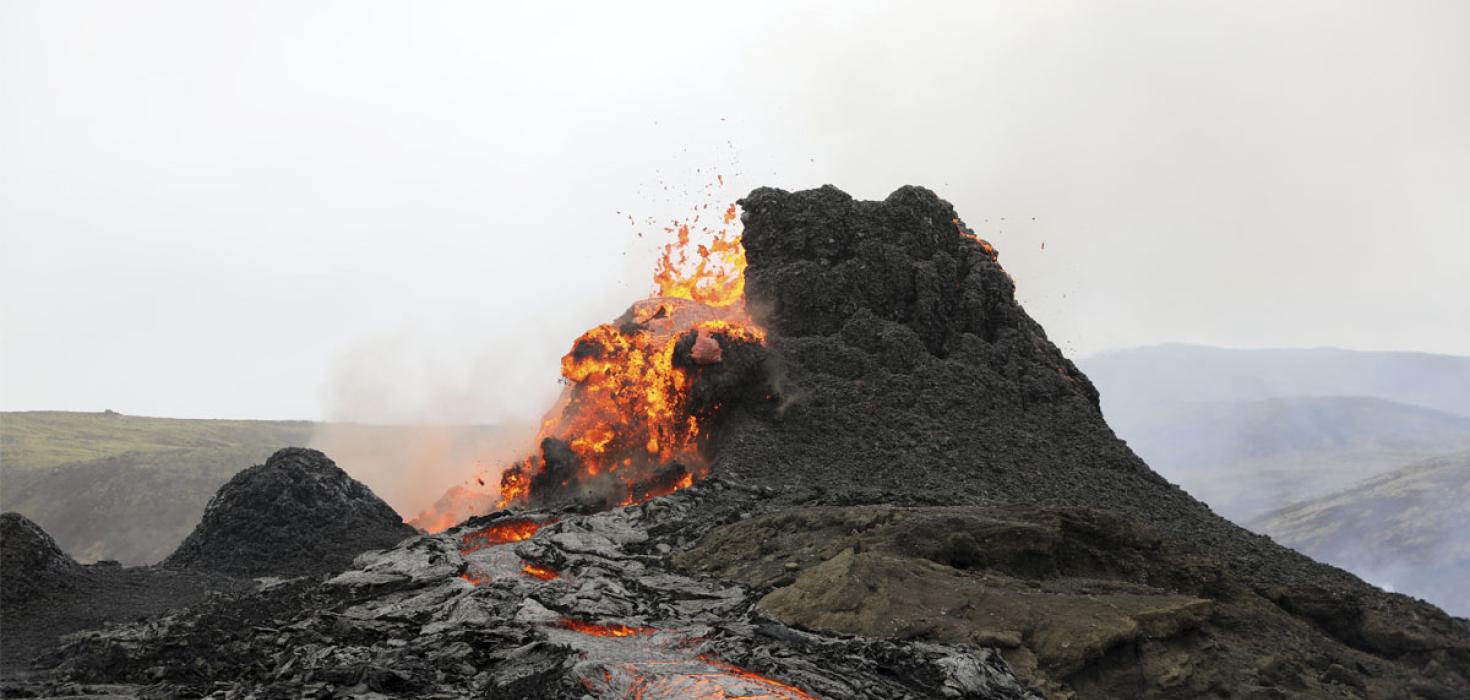 Megingígurinn í Geldingadölum á þriðja degi gossins í Fagradalsfjalli. Gígbarmurinn er að hrynja. 