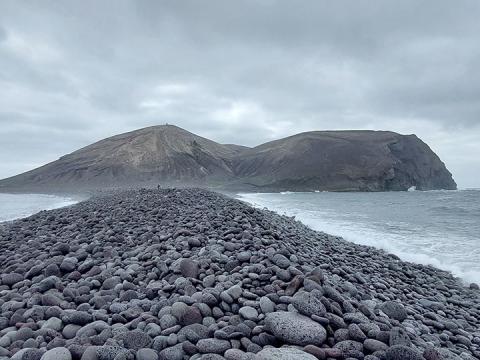 Surtsey, séð frá tanganum á norðurenda eyjarinnar.