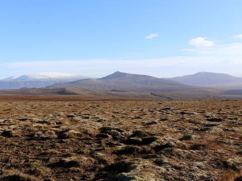 Horft frá Hallkelsstaðaheiði yfir Strút og Eiríksjökul. Hafrafell til hægri.