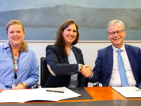 Sæunn Stefánsdóttir, forstöðumaður Stofnunar rannsóknasetra Háskóla Íslands og sérfræðingur á rektorsskrifstofu, Eydís Líndal Finnbogadóttir, settur forstjóri NÍ, og Jón Atli Benediktsson, rektor Háskóla Íslands, handsala samninginn í Háskóla Íslands.