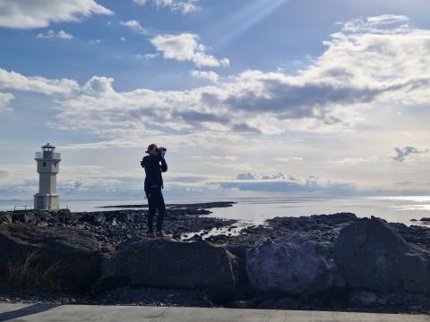 Sunna Björk Ragnarsdóttir leitar eftir fuglum á Akranesi