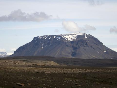 Hlöðufell sunnan Langjökuls er tignarlegur móbergsstapi sem myndaðist í eldgosi undir jökli á ísöld.