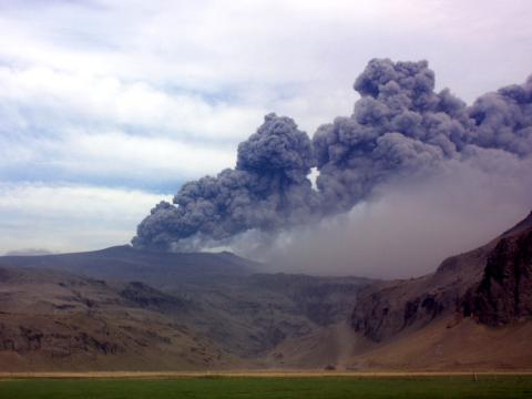 Gos í Eyjafjallajökli 8. maí 2010