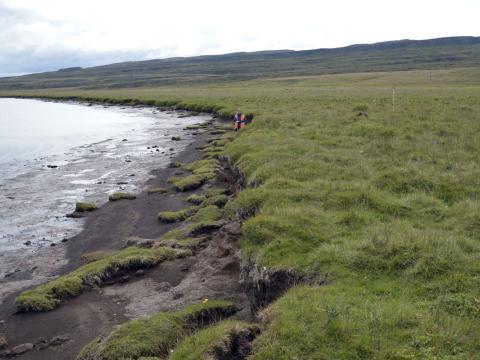 Við Dagverðargerði hefur landbrot verið mikið og talsvert af grónu landi farið í fljótið