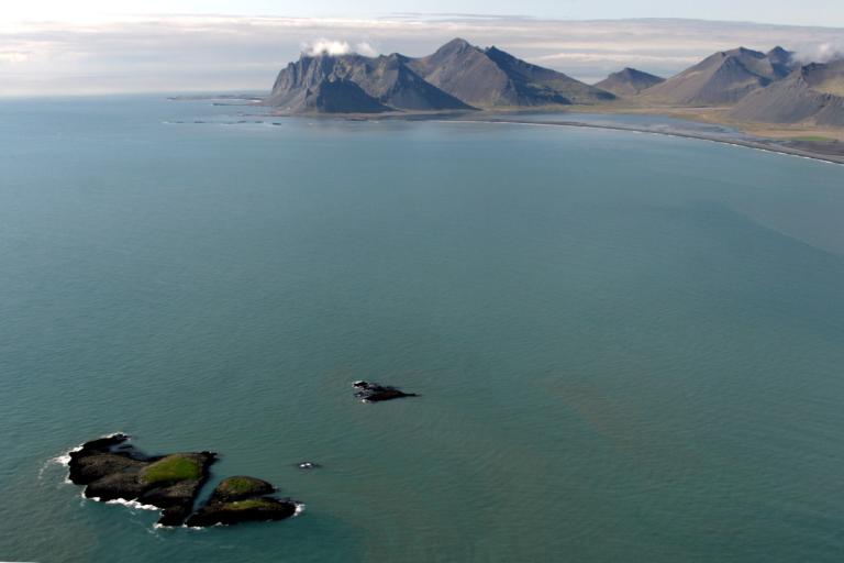 Vigur í forgrunni og Papafjörður í fjarska