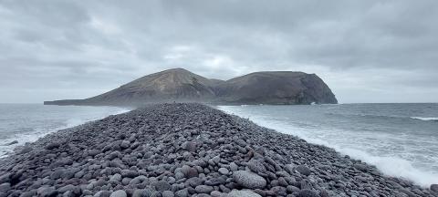 Surtsey, séð frá tanganum á norðurenda eyjarinnar.