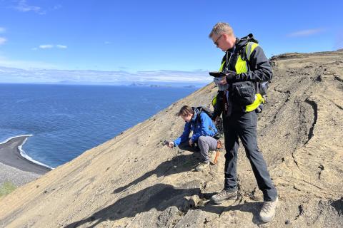 María Helga Guðmundsdóttir og Kristján Jónasson, jarðfræðingar við Náttúrufræðistofnun Íslands, mæla jarðhita í sprungum Austurbunka.