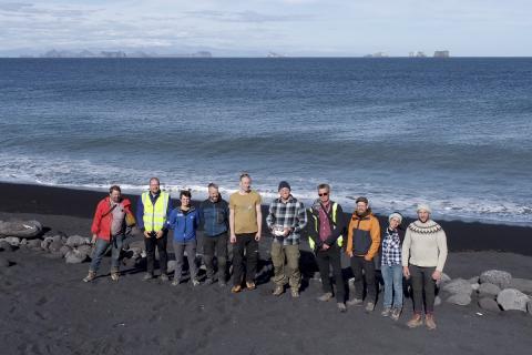 Leiðangursfólk í lok jarðfræðileiðangurs. Frá vinstri: Erik Sturkell (HÍ), Guðmundur Valsson (LMÍ), María Helga Guðmundsdóttir (NÍ/HÍ), Jón Atli Magnússon (HRFÍ), Guðni Gunnarsson (HRFÍ), Birgir V. Óskarsson (NÍ), Kristján Jónasson (NÍ), Matthías S. Alfreðsson (NÍ), Chiara Lanzi (HÍ), Valdimar Kristjánsson landvörður (UST).