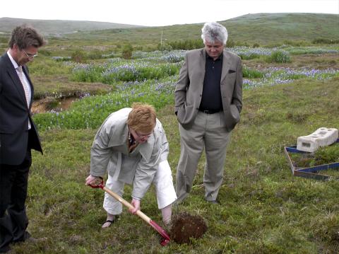 Fyrsta skóflustungan tekin að húsi Náttúrufræðistofnunar Íslands í Urriðaholti, 1. júlí 2008. Frá vinstri: Gunnar Einarsson bæjarstjóri í Garðabæ, Þórunn Sveinbjarnardóttir umhverfisráðherra og Jón Gunnar Ottósson forstjóri Náttúrufræðistofnunar Íslands.