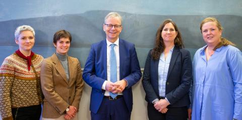 Á myndinni eru frá vinstri Anna Sveinsdóttir, sviðsstjóri vísindasafna og miðlunar hjá NÍ, María Helga Guðmundsdóttir, verkefnisstjóri við Rannsóknasetur HÍ á Breiðdalsvík og jarðfræðingur við NÍ, Jón Atli Benediktsson, rektor Háskóla Íslands, Eydís Líndal Finnbogadóttir, settur forstjóri NÍ, og Sæunn Stefánsdóttir, forstöðumaður Rannsóknasetra Háskóla Íslands og sérfræðingur á rektorsskrifstofu HÍ.