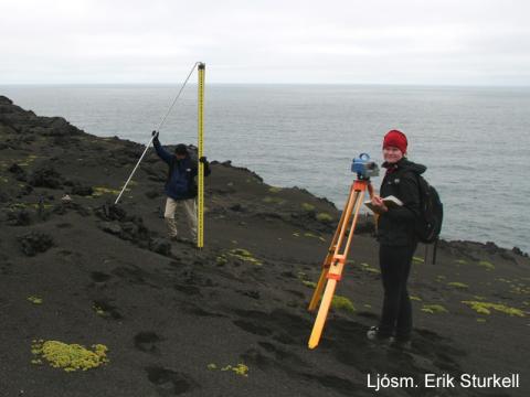 es_Surtsey2013_hallamaelingar Hallamælingar í Surtsey gengu mjög vel, en nokkrir mælipunktar í hrauninu eru horfnir vegna sjávarrofs