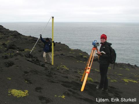 Hallamælingar í Surtsey gengu mjög vel, en nokkrir mælipunktar í hrauninu eru horfnir vegna sjávarrofs