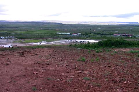 geysir-endurtekin-ljosmyndun-2006-okv.jpg Geysissvæðið í Haukadal árið 2006