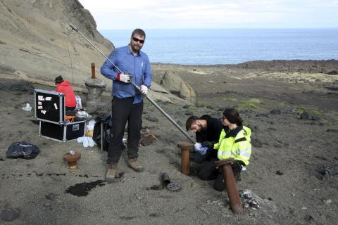 Vatnssýni tekið úr borholu í Surtsey Vatnssýni tekið úr borholu í Surtsey