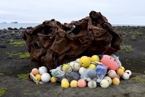 Árlega rekur mikið af rusli upp á tangann í Surtsey Árlega rekur mikið af rusli upp á tangann í Surtsey