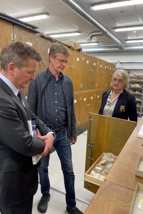Heimsókn umhverfis-, orku- og loftslagsráðherra í steinasafn Náttúrufræðistofnunar Íslands Heimsókn umhverfis-, orku- og loftslagsráðherra í steinasafn Náttúrufræðistofnunar Íslands
